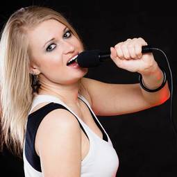 Naklejka dziewczynka karaoke mikrofon koncert