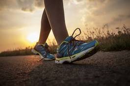 Naklejka trawa ścieżka kobieta jogging ćwiczenie
