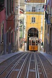 Obraz na płótnie stary graffiti tramwaj ulica lizbona