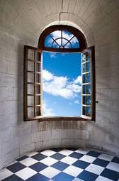 Fotoroleta zamkowe okno z widokiem na niebo