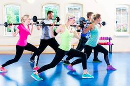 Plakat grupa ludzi ćwicząca fitness ze sztangami