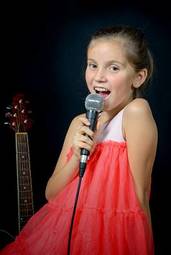 Fotoroleta dziewczynka śpiew ładny