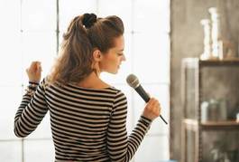 Fotoroleta modny kobieta karaoke