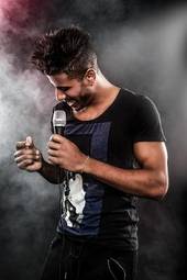 Fotoroleta karaoke śpiew mężczyzna mikrofon muzyk