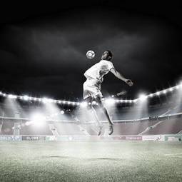 Fototapeta mężczyzna piłka piłkarz trawa