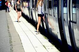 Naklejka metro szwecja kobieta miejski peron