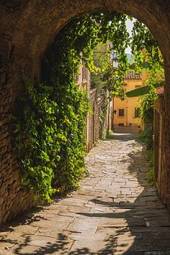 Fotoroleta zabytkowa ulica w średniowiecznym miasteczku w toskanii