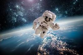 Naklejka astronauta w kosmosie na tle ziemii