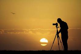 Fotoroleta mężczyzna natura statyw sundown obserwacja ptaków