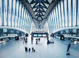 Fotoroleta architektura samolot ludzie peron