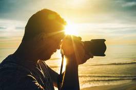 Plakat słońce mężczyzna obraz turysta fotograf
