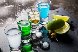 Naklejka lód oliwkowy alkoholizm martini party