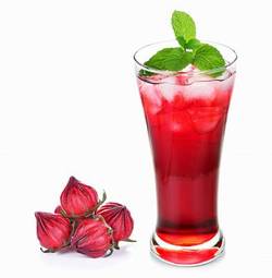 Plakat hibiscus sabdariffa or roselle fruits and roselle juice isolated