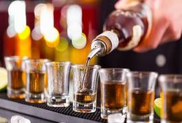 Obraz na płótnie mężczyzna napój party napój alkoholowy whiski