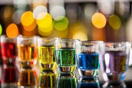 Fotoroleta kieliszki z kolorowym z alkoholem