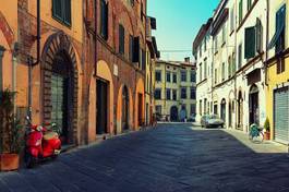 Obraz na płótnie ulica typowego włoskiego miasteczka z rowerami i bicyklami