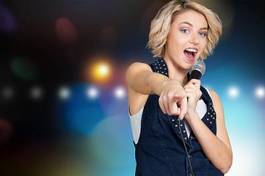 Plakat kobieta śpiew karaoke