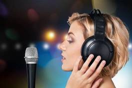 Naklejka śpiew kobieta mikrofon artysta