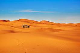 Fototapeta jeep in sand dunes