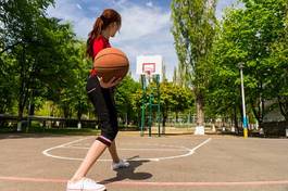 Fotoroleta dziewczynka piłka drzewa sport ćwiczenie