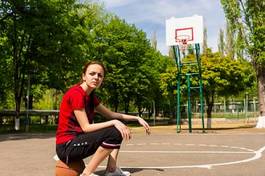 Naklejka sportowy piłka ćwiczenie koszykówka kobieta