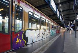 Fotoroleta graffiti wagon ludzie miejski ekologiczny