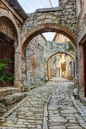 Naklejka Średniowieczna uliczka z arkadami