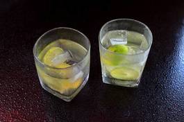 Obraz na płótnie lemonade served on a dark marble bar with a lime