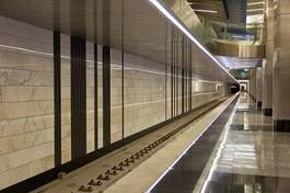 Plakat wejście metro korytarz architektura transport