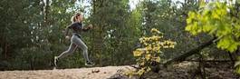 Naklejka lekkoatletka kobieta park drzewa