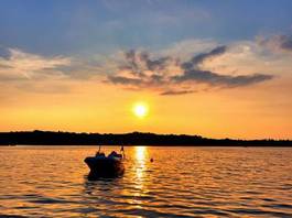 Obraz na płótnie woda łódź słońce brzeg widzieć