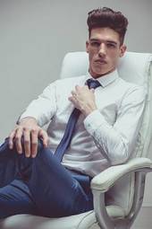 Plakat mężczyzna moda piękny siedzący