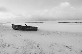Fototapeta łódź plaża morze czarno-biały