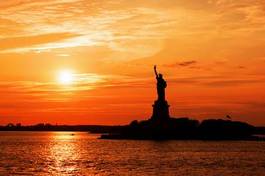 Fotoroleta woda liberty island zachody statua wolności sylwetka