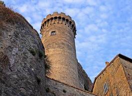 Plakat tower of castello odeschalchi in bracciano with blue sky and fluffy clouds, rome, lazio, italy, europe