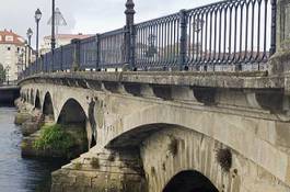 Obraz na płótnie el burgo bridge in pontevedra (spain)