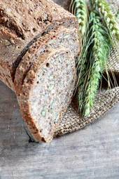 Fototapeta jedzenie nacięcie kromka chleba kukurydziany chleb razowy