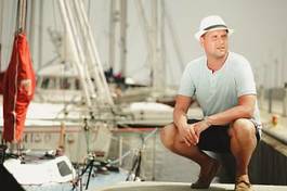 Fotoroleta mężczyzna moda łódź lato