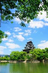Plakat lato stary błękitne niebo zamek japonia