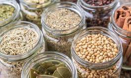 Fotoroleta herbs and spices in mason jar