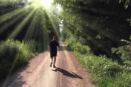 Naklejka rehabilitacja mężczyzna lato jogging las