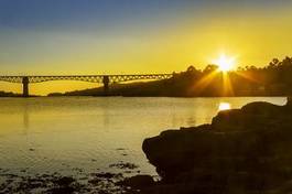 Plakat zmierzch słońce most pejzaż złoto