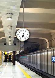Fotoroleta stacja terminal zegar podziemny biały