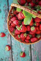 Fotoroleta strawberries in wicker basket