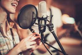 Fotoroleta mikrofon kompozycja ludzie śpiew kobieta