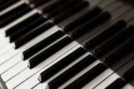 Naklejka muzyka stary fortepian czarno-biały