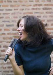 Fotoroleta kobieta śpiew zabawa