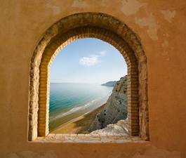 Fotoroleta Łukowe okno z widokiem na brzeg morza