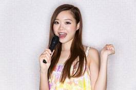 Naklejka ładny kobieta karaoke uśmiech mikrofon