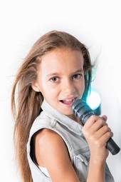 Plakat dziewczynka portret ludzie mikrofon dzieci